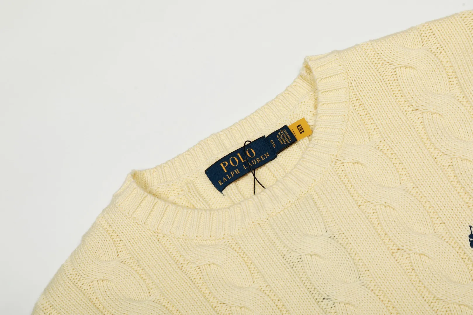 P220 Top quality" Style number: DS012# (not off the shelves all year round) [Ralph Lauren round neck solid color pony embroidered logo twist knitted sweater] ✅Ralph Lauren Ralph Lauren classic basic versatile unisex knitted pullover round neck sweater ✅Main supplier platform live broadcast Wholesale entity Replenish when out of stock Not off the shelf ✅ZP quality 1:1 version Scan the code to enter the GF website Counter quality ✅Detailed quality is the only one in Guangzhou Imported quality cotton yarn, focusing on high-end, cost-effective, good quality needless to say ✅The version is restored to the original order, the maximum size can be worn up to 190 pounds, loose, comfortable and stress-free ✅The upper body is simple and easy to match, ootd must-have style, good-looking clothes are never picky, a must-have in couples' wardrobes.